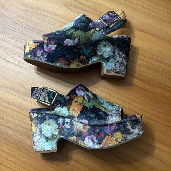 Charlotte Stone Errol open toe platform sandals in dark floral - Picture 4 of 6